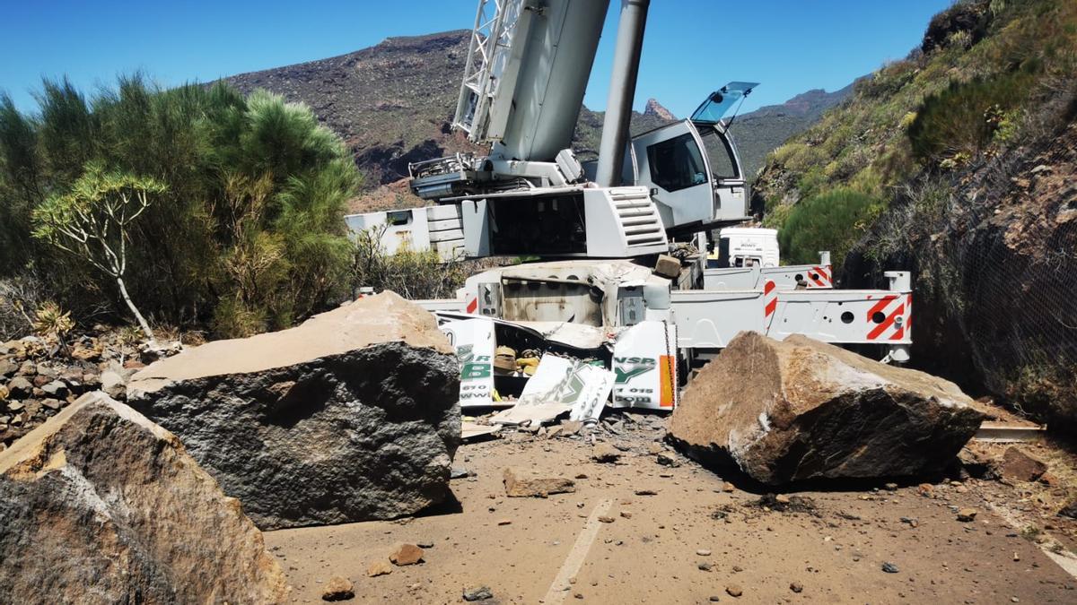 La piedra que cayó sobre la grúa en Santiago del Teide.