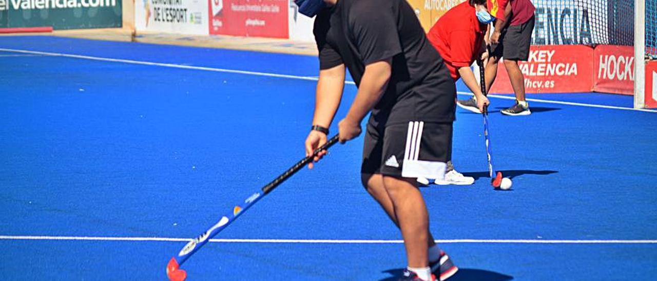 Usuarios de Aspromivise jugando a hockey. | ASPROMIVISE