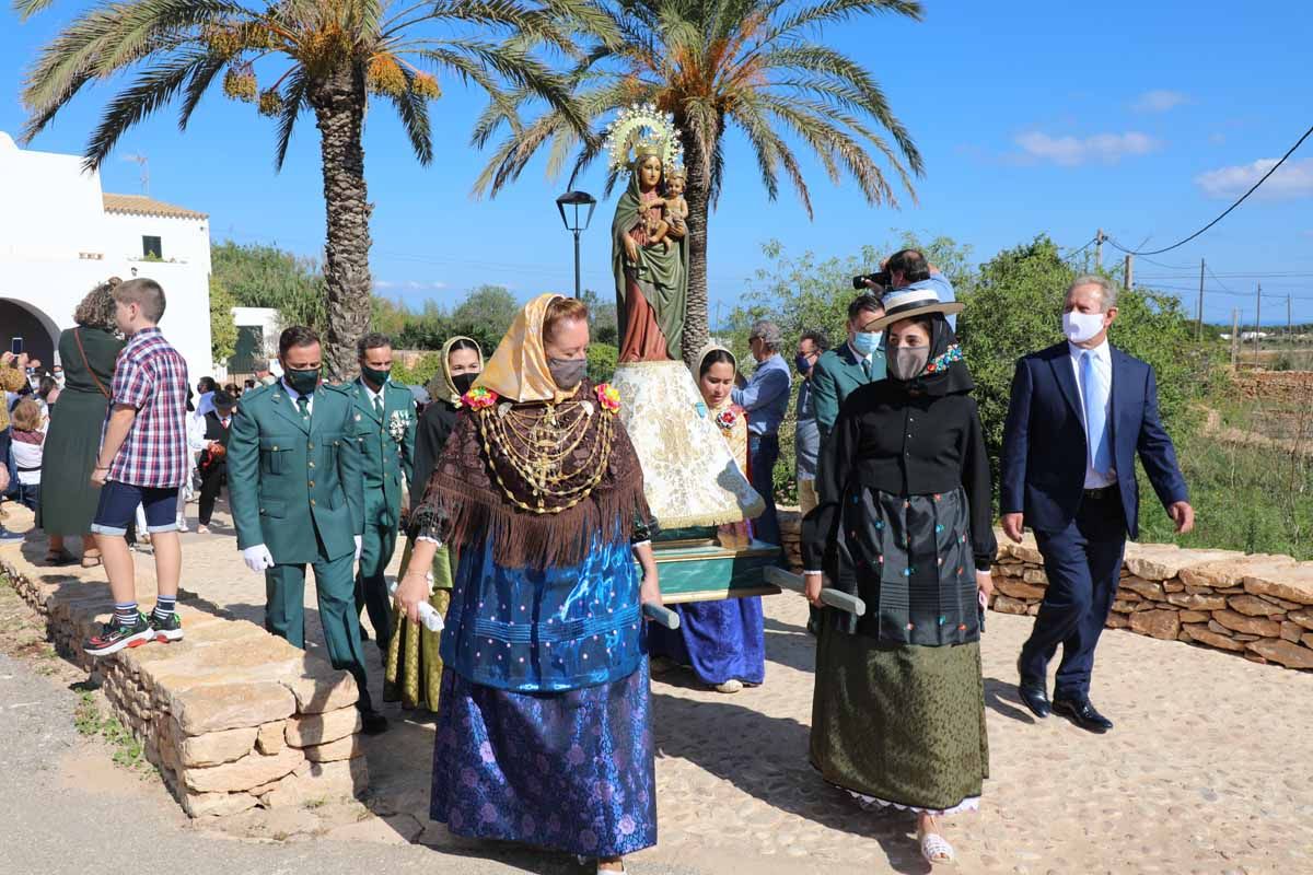 Misa, procesión y 'ball pagès' en el Pilar de la Mola