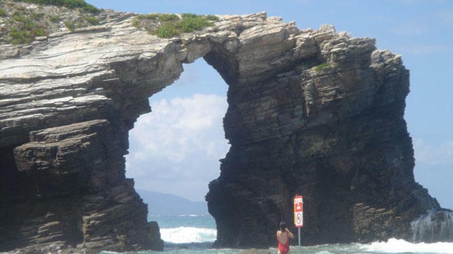 Un bañista en la playa de As Catedrais (Ribadeo).