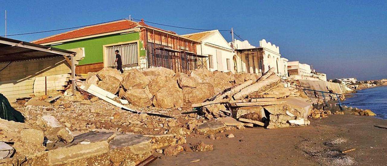 Uno de los tramos donde no queda ni pizca de playa y que está repleto de escombros del temporal.