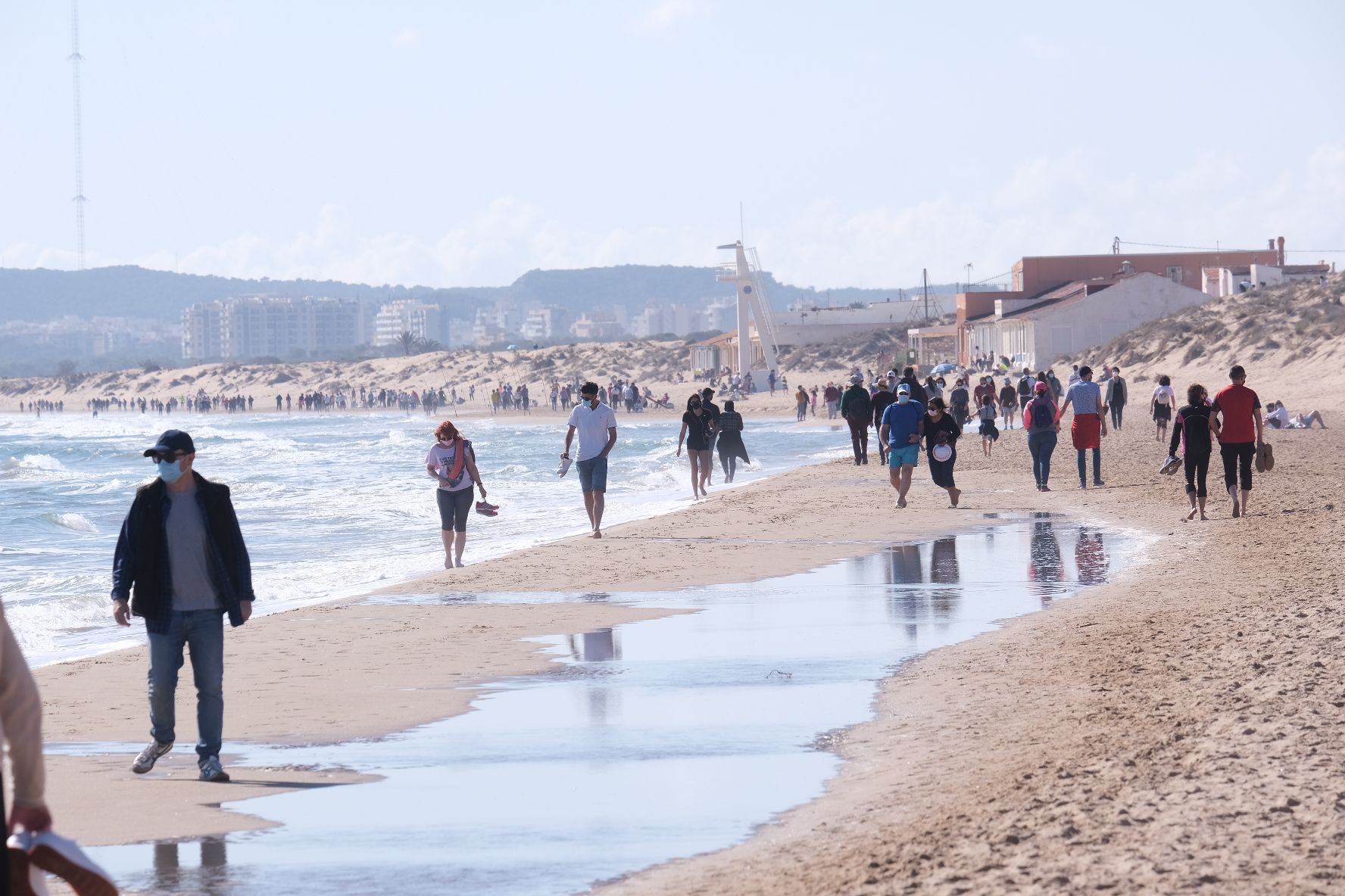 Domingo primaveral en Elche: Centenares de personas peregrinan a la playa de la Marina