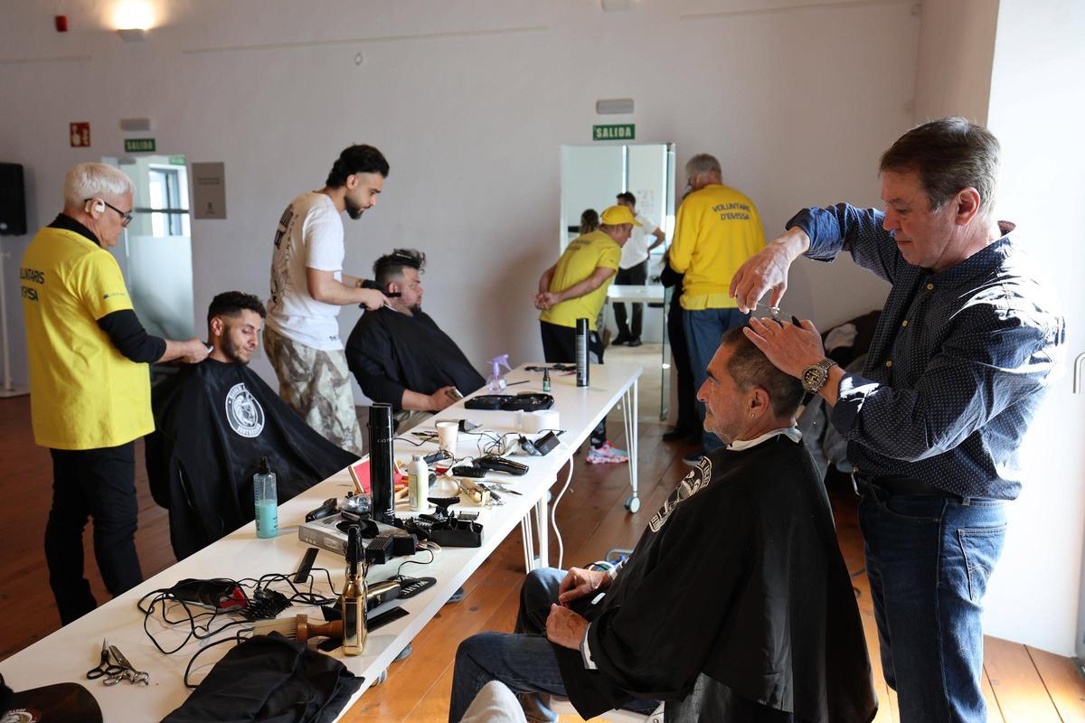 Las imágenes de la jornada de cortes de pelo solidarios en Ibiza