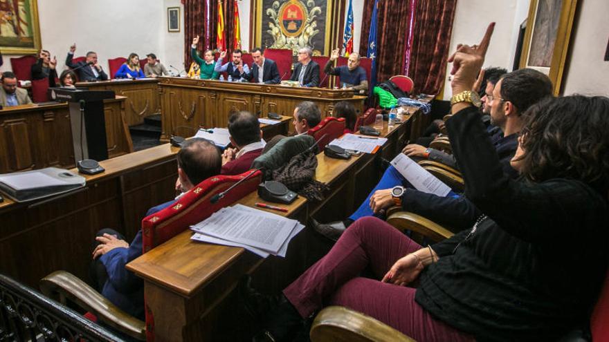 Un pleno municipal en Elche.