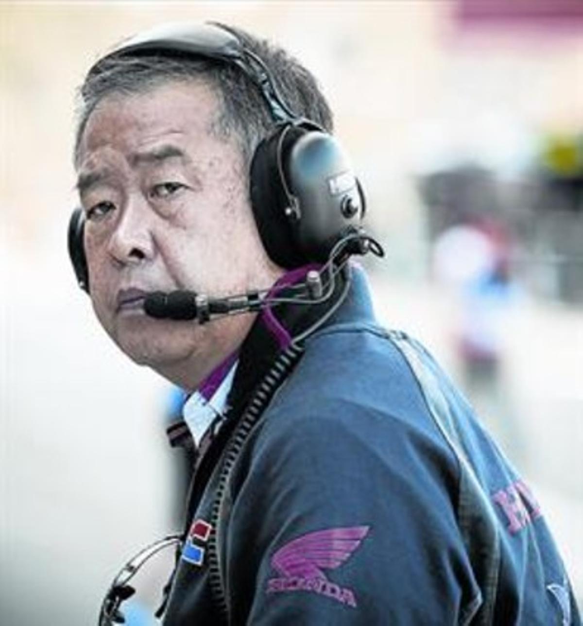 Nakamoto, vicepresident de HRC, segueix els assajos a Xest, ahir. Nakamoto, vicepresident de HRC, segueix els assajos a Xest, ahir.