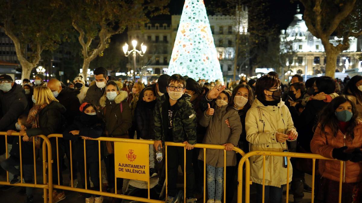 Aglomeraciones en la plaza del Ayuntamiento de València para ver a los Reyes Magos