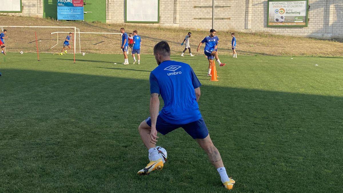 Los futbolistas durante uno de los ejercicios.