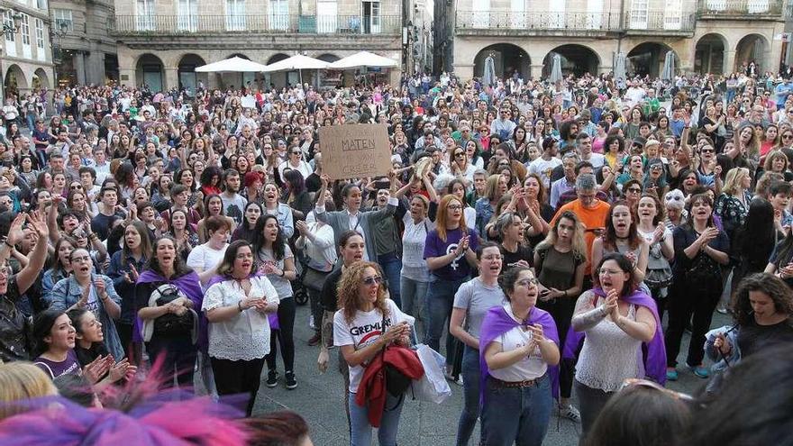 Un aspecto de la manifestación tras la llegada a la Plaza Mayor de Ourense. // Iñaki Osorio