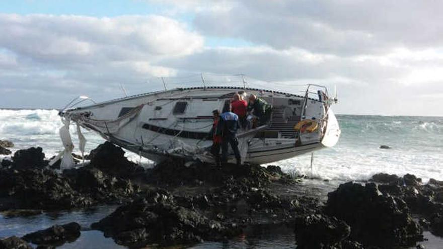 El velero encallado ayer.