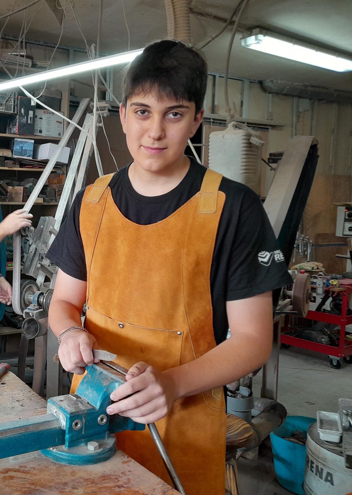 Miguel Vega en el taller de su padre.