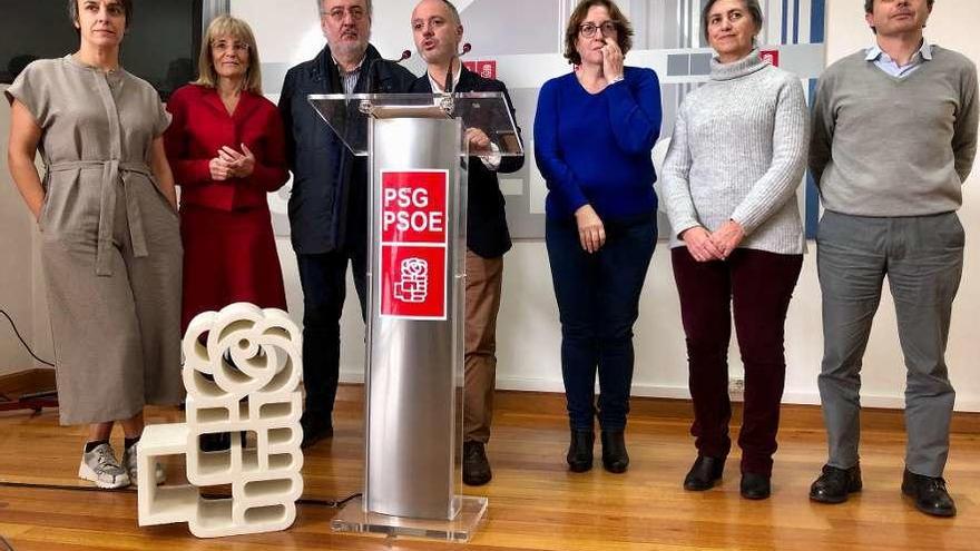 El secretario general del PSOE con los diputados, senadores y responsables de campaña. // Rafa Vázquez