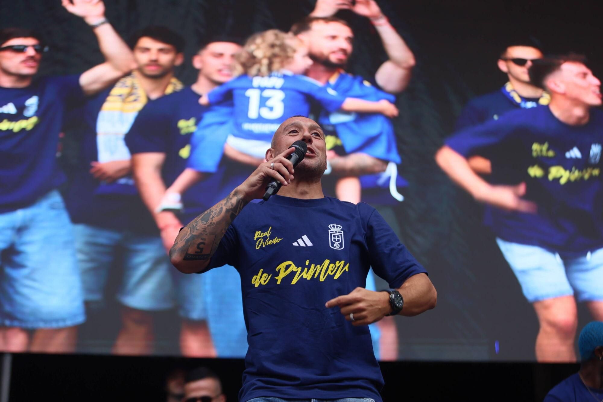 Locura azul en las calles de Oviedo para celebrar el ascenso del equipo a Primera División