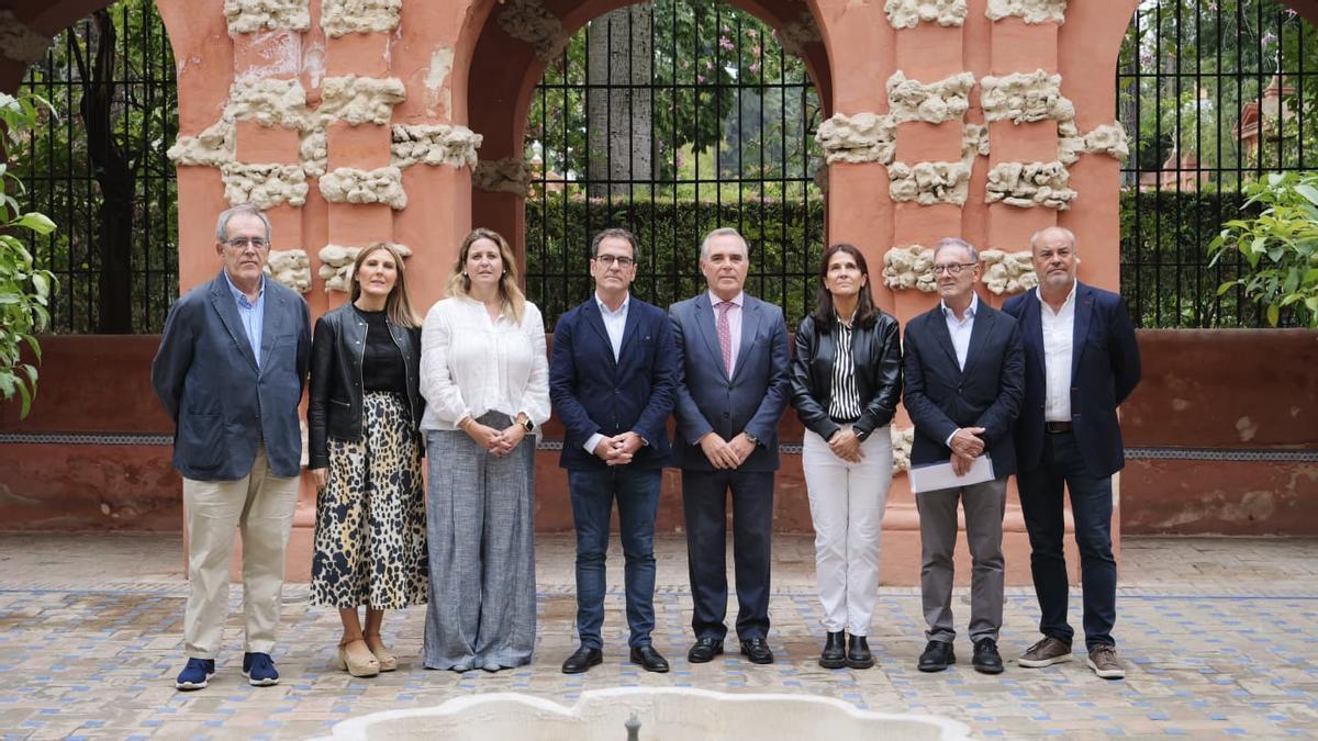 Fotografía de familia de los organizadores, comisarios y colaboradores de 'Sorolla en el Alcázar de Sevilla'.