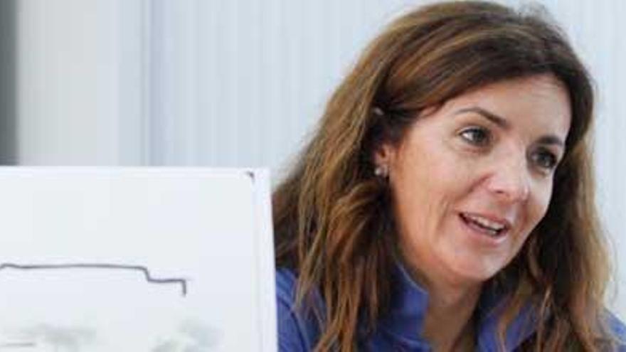 Amparo Álvarez, en las oficinas municipales de Jesús, donde se reúnen cada sábado.