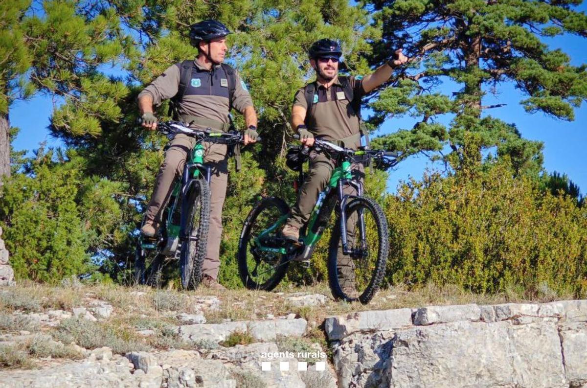 Dos agents rurals en bicicleta, en una foto d'arxiu.