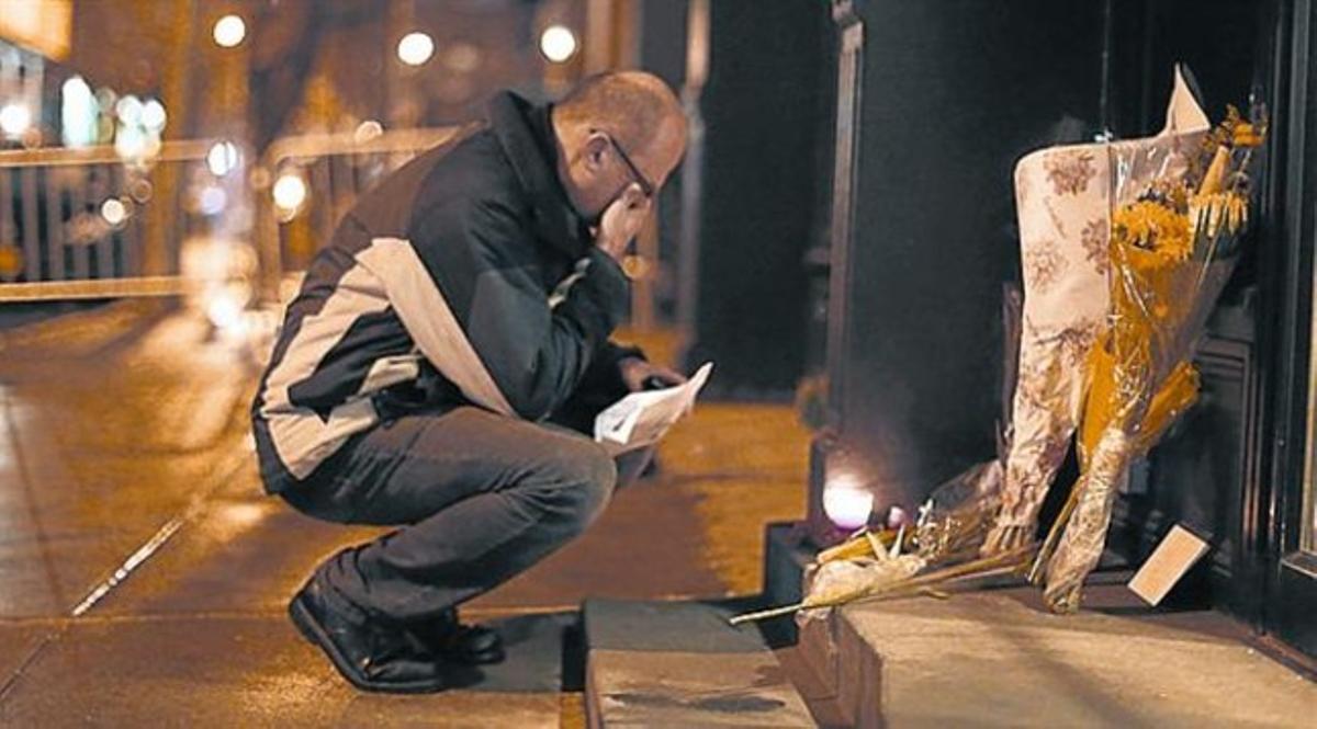 Un ciutadà expressa el seu condol davant la casa de Hoffman. Un ciutadà expressa el seu condol davant la casa de Hoffman.