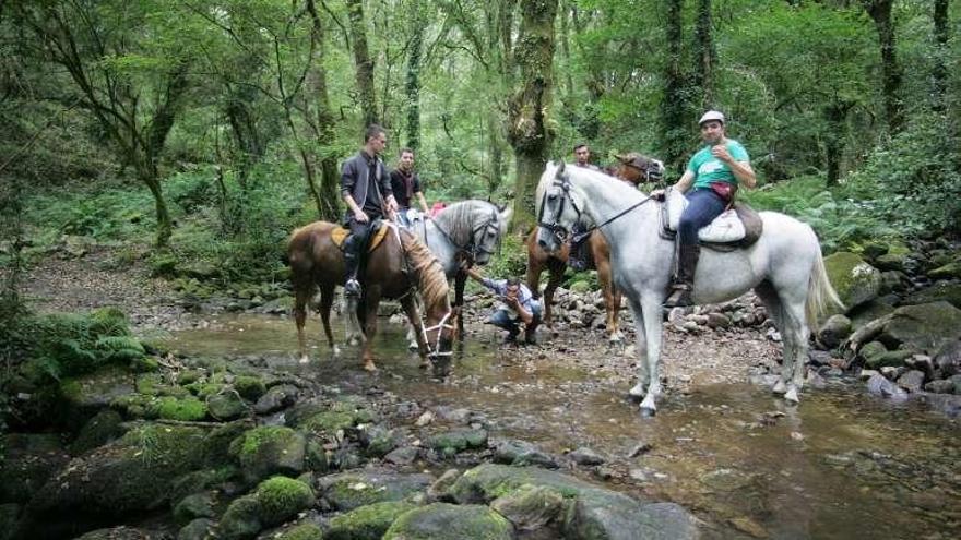 Jinetes participantes en la romería de Escuadro. // Bernabé/Luismy