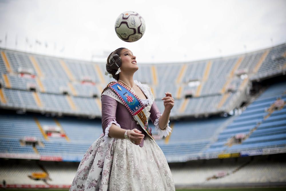 ... pero ella quiso meterse en la piel futbolista. Nos fuimos con ella a Mestalla, sin saber realmente cómo saldría la imagen...