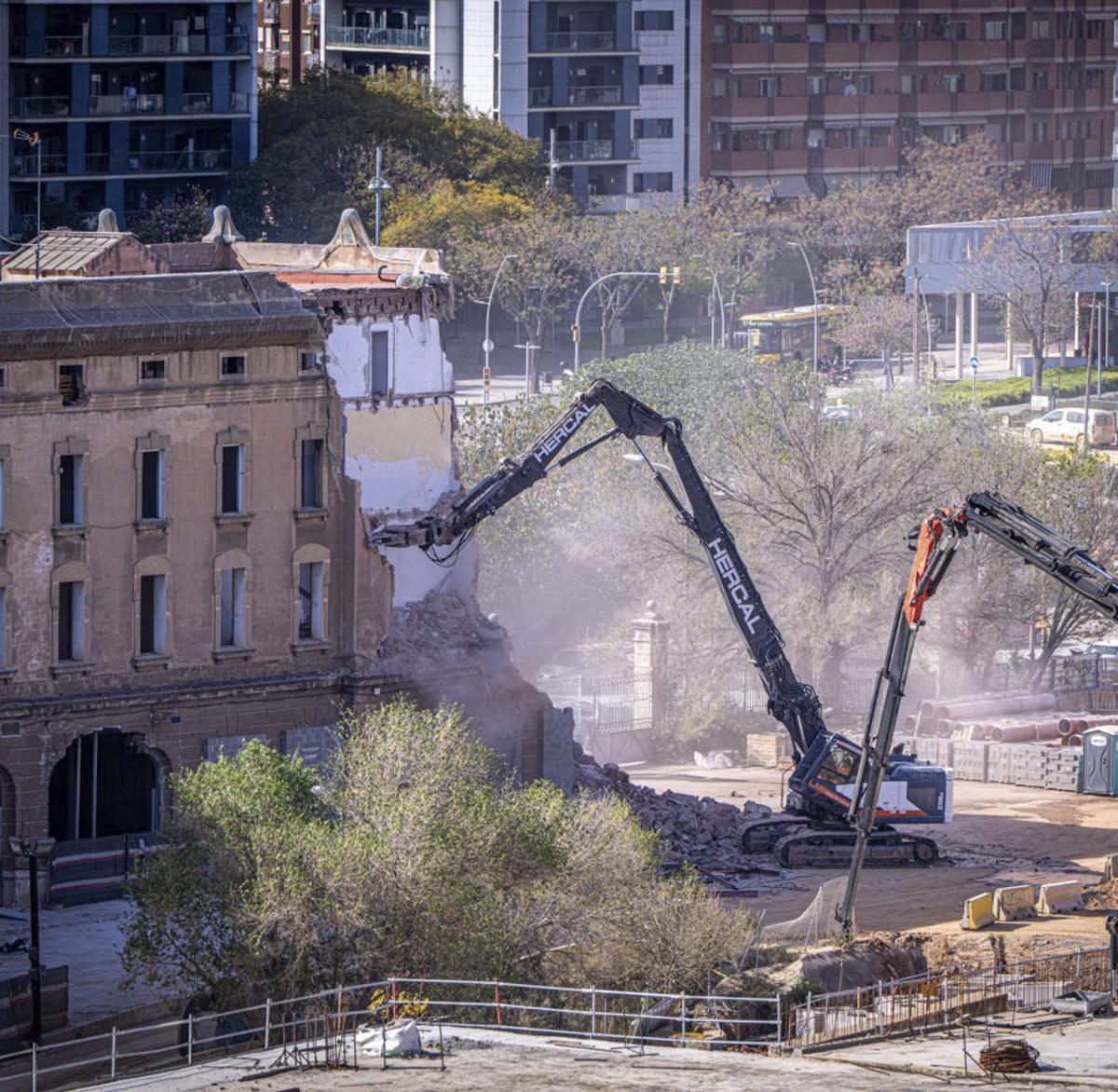 Adif comença la demolició de l’antiga estació de la Sagrera