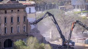 Adif comença la demolició de l’antiga estació de la Sagrera