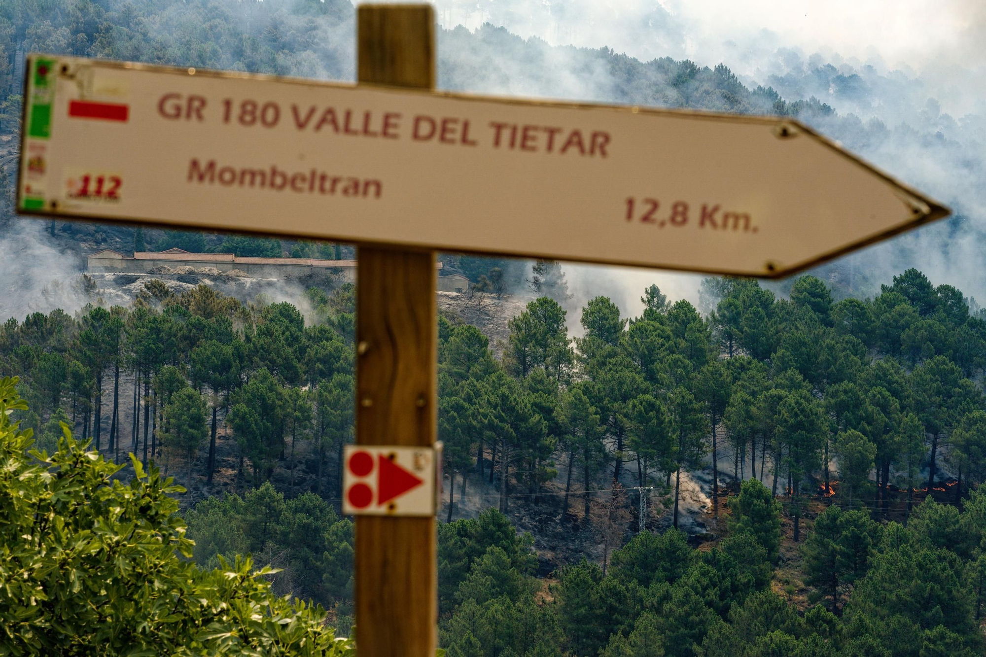 Los fuegos de Ávila y Cáceres, activos y "descontrolados", obligan a confinar y desalojar