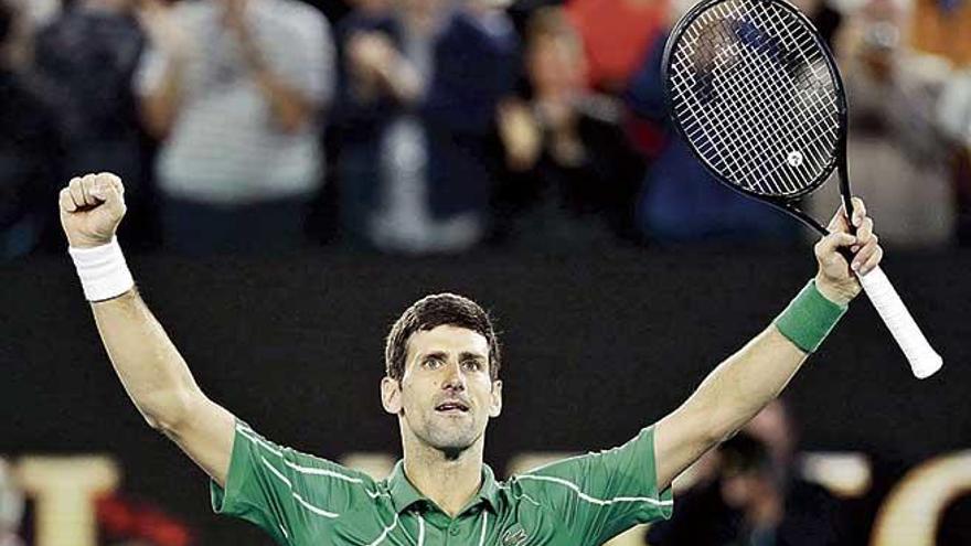 Djokovic celebra su victoria sobre Thiem, en lo que es su octavo tÃ­tulo en Melbourne.