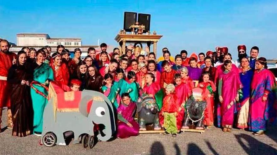 La mayor parte del grupo, posando en una imagen tomada antes del desfile de Foz (Lugo).