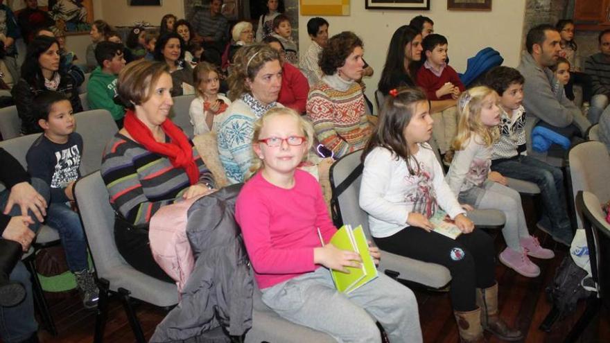 Asistentes a una actividad en la Casa de Cultura de Luarca el pasado febrero.