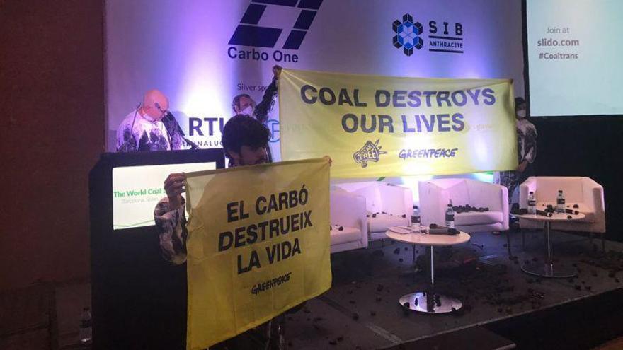 Activistas de Greenpeace irrumpen y bloquean la Conferencia Internacional del Carbón en Barcelona