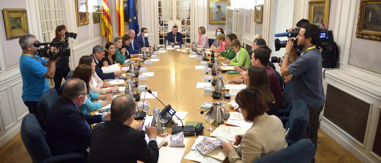 La junta de síndics se reúne en las Corts.