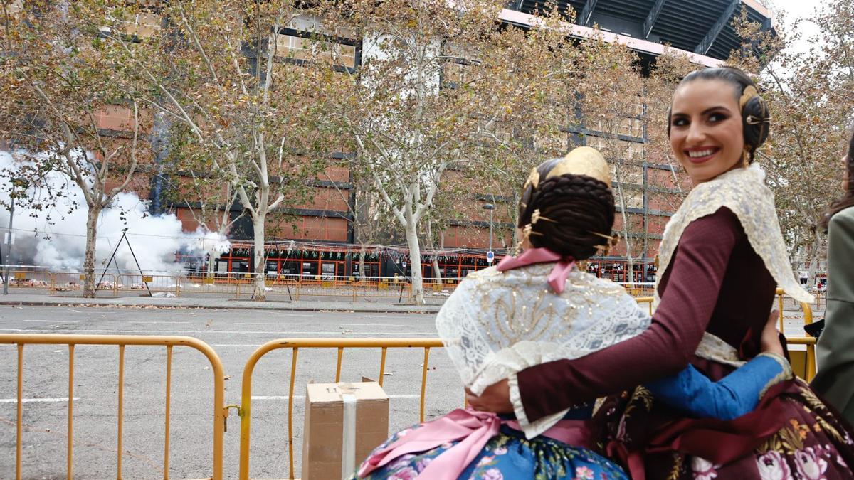 La primera gran "mascletà" de Marina y Maria Estela