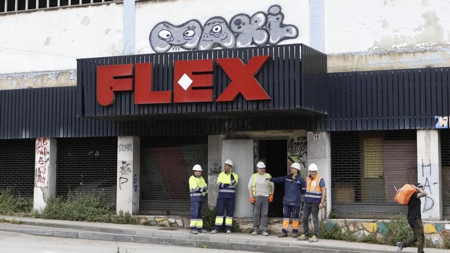 El inicio del derribo de la nave de Flex en La Calzada, en imágenes