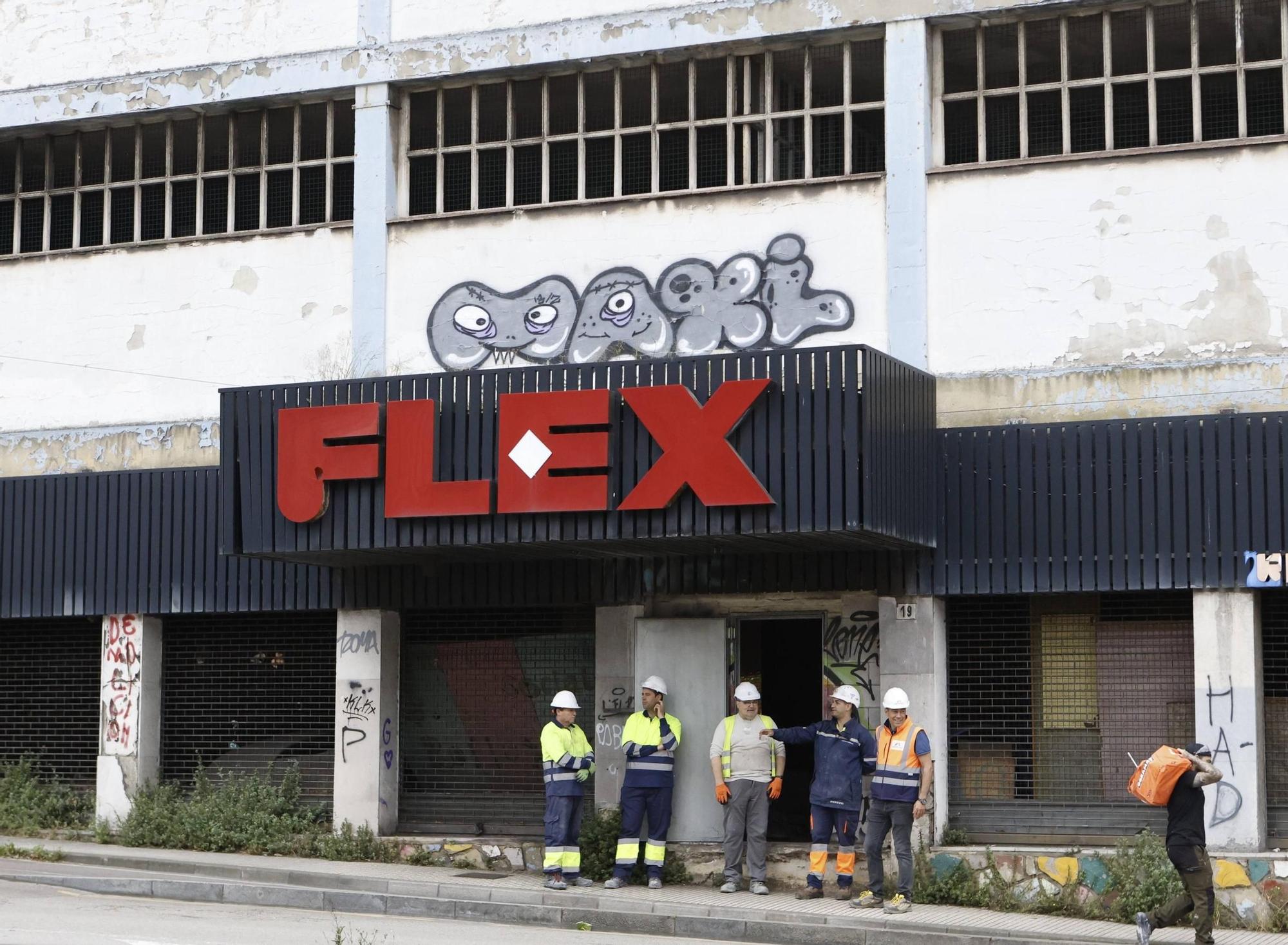 El inicio del derribo de la nave de Flex en La Calzada, en imágenes