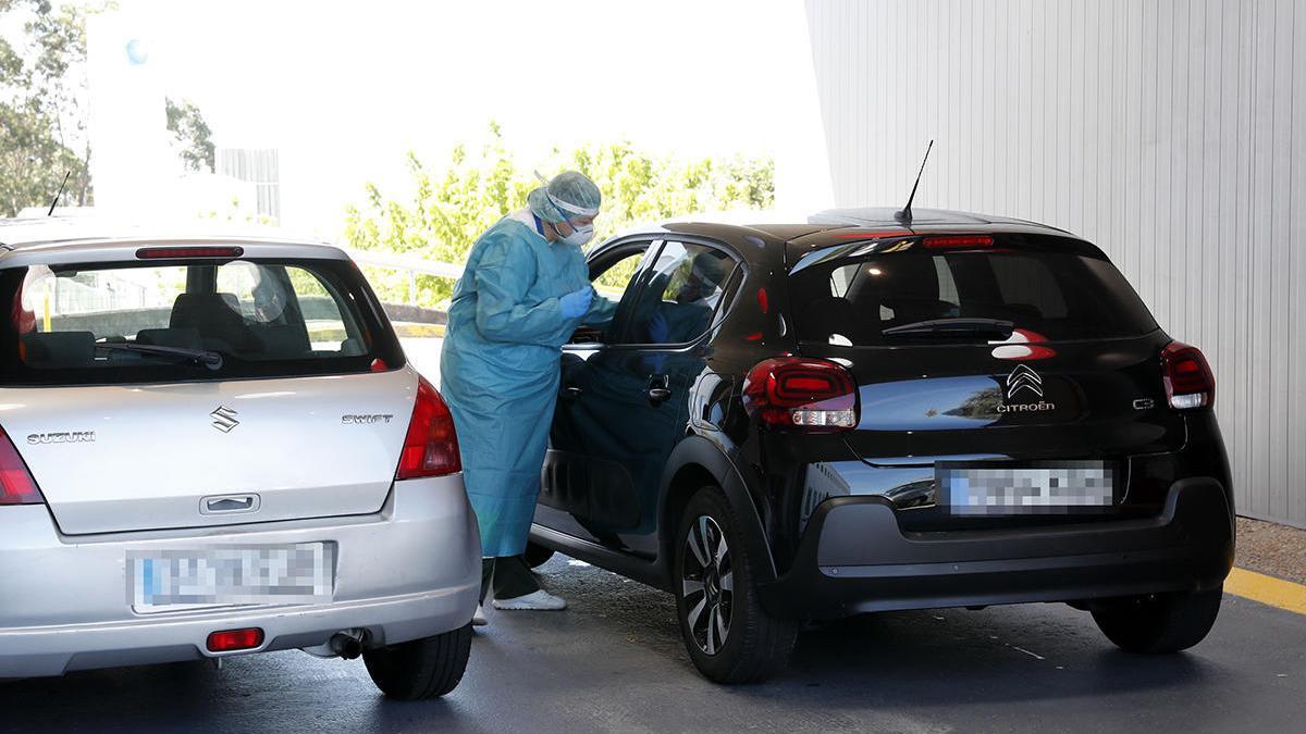 Pacientes se hacen el test PCR en el Meixoeiro // J. Lores