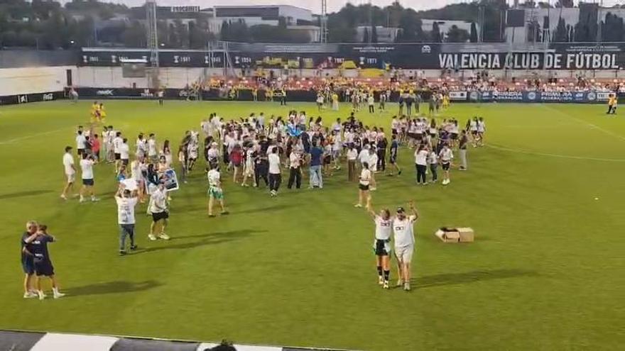 La celebración del VCF Femenino tras conseguir el ascenso