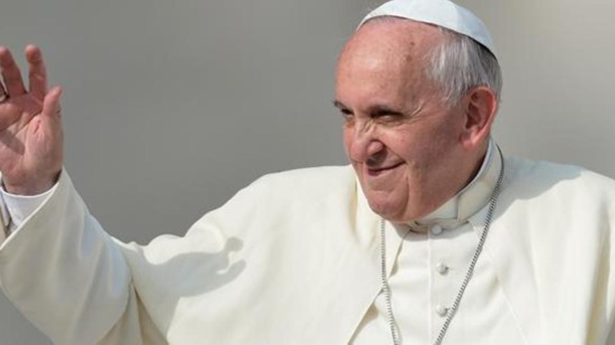 El papa Francisco saluda en la plaza de San Pedro del Vaticano, este miércoles.