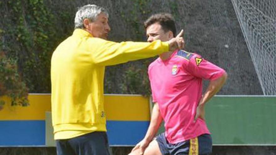 Quique Setién arranca  la nueva era de  la UD Las Palmas arropando a Roque Mesa