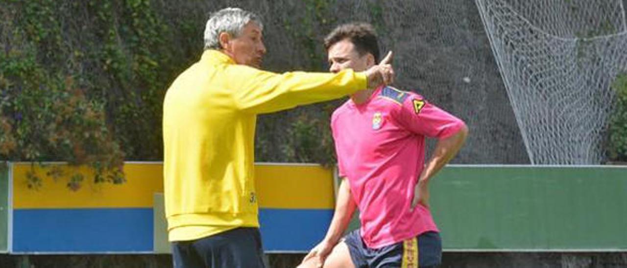 Quique Setién arranca  la nueva era de  la UD Las Palmas arropando a Roque Mesa