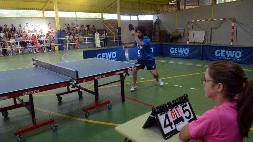 El tenis de mesa se convierte en actividad extraescolar en el colegio de As Covas. // Noé Parga