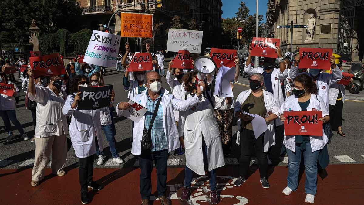 Los médicos de atención primaria de Catalunya protestan ante el ICS en el primer día de huelga.