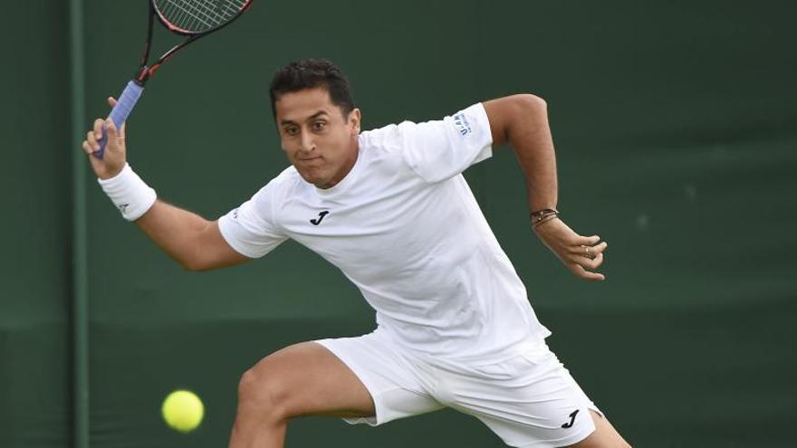 Almagro golpea la pelota durante el partido