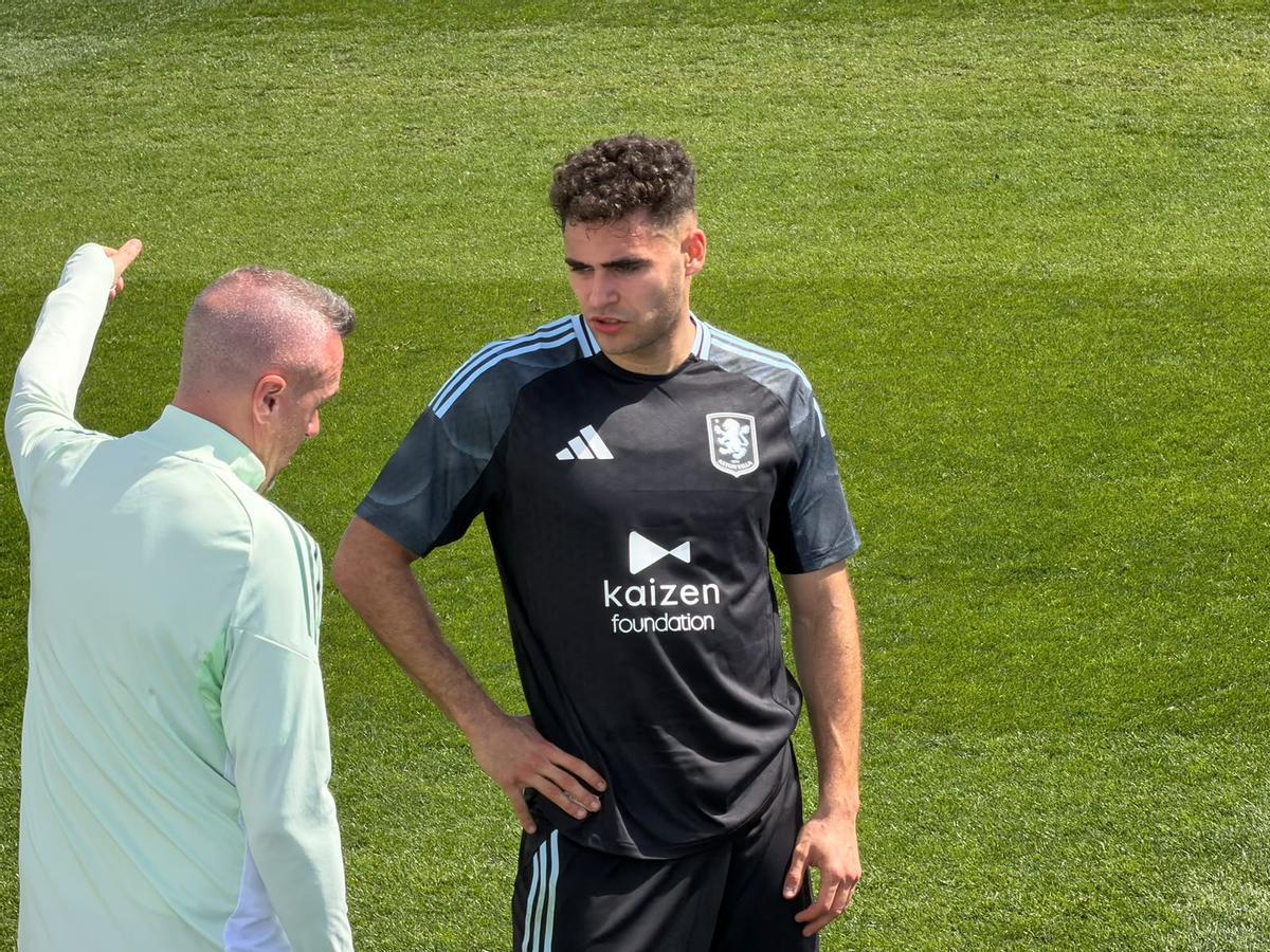 Andrés García comenta detalles tácticos con un miembro del cuerpo técnico durante el Elche-Aston Villa disputado en el Pinatar Arena, hace dos meses.