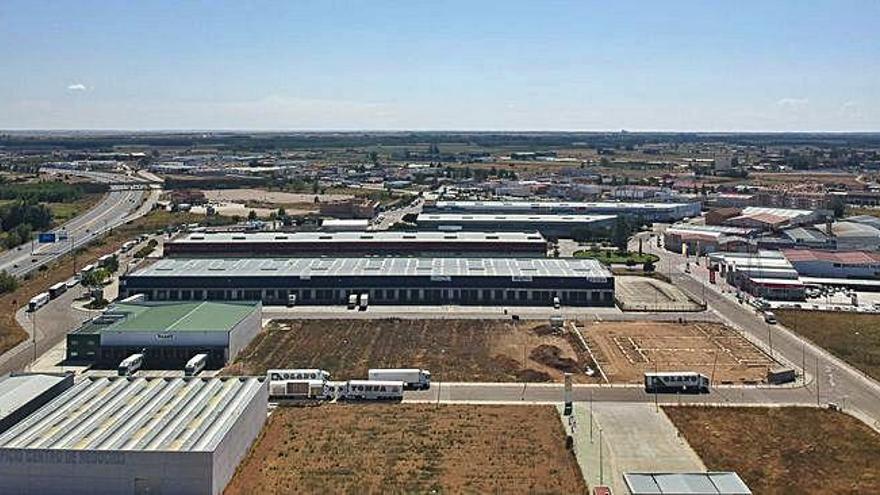 Vista aérea del Centro de Transportes y Logísticia de Benavente, cuya ampliación al otro lado de la autovía busca el impulso económico de la ciudad.