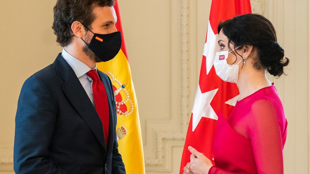 El president del PP, Pablo Casado, conversant amb la presidenta de la Comunitat de Madrid, Isabel Díaz Ayuso, el 19 de juny de 2021