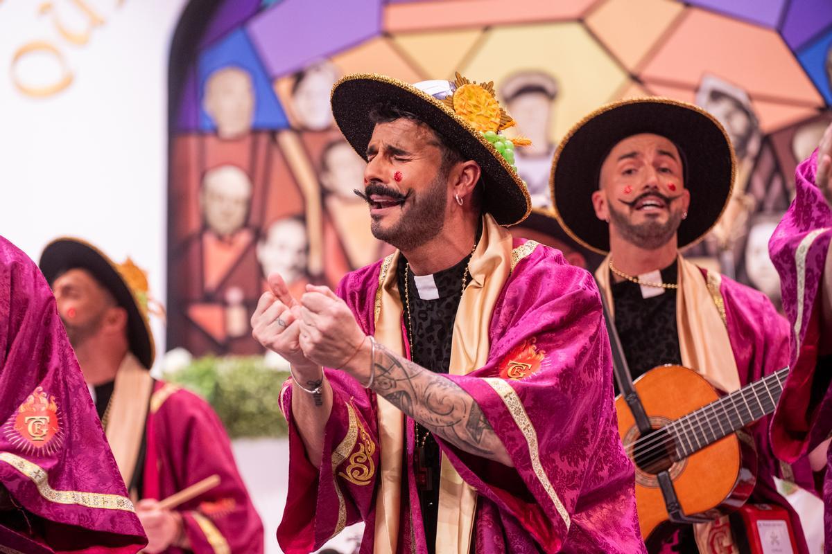 El cantante Antoñito Molina con su chirigota en el COAC 2025, 'Que sea lo que Dios quiera'.