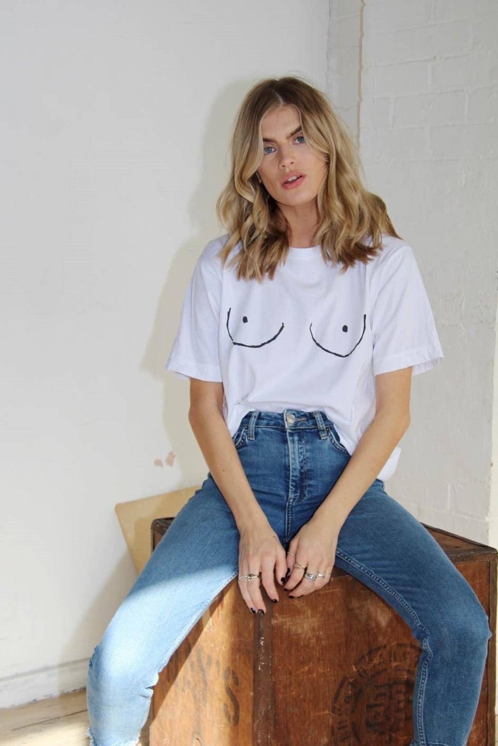 La camiseta solidaria de Kendall Jenner