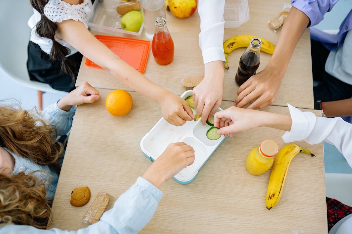 Imagen de archivo niños comiendo fruta.