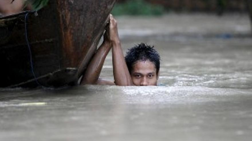 Las inundaciones en Myanmar cubren todo el pueblo de agua