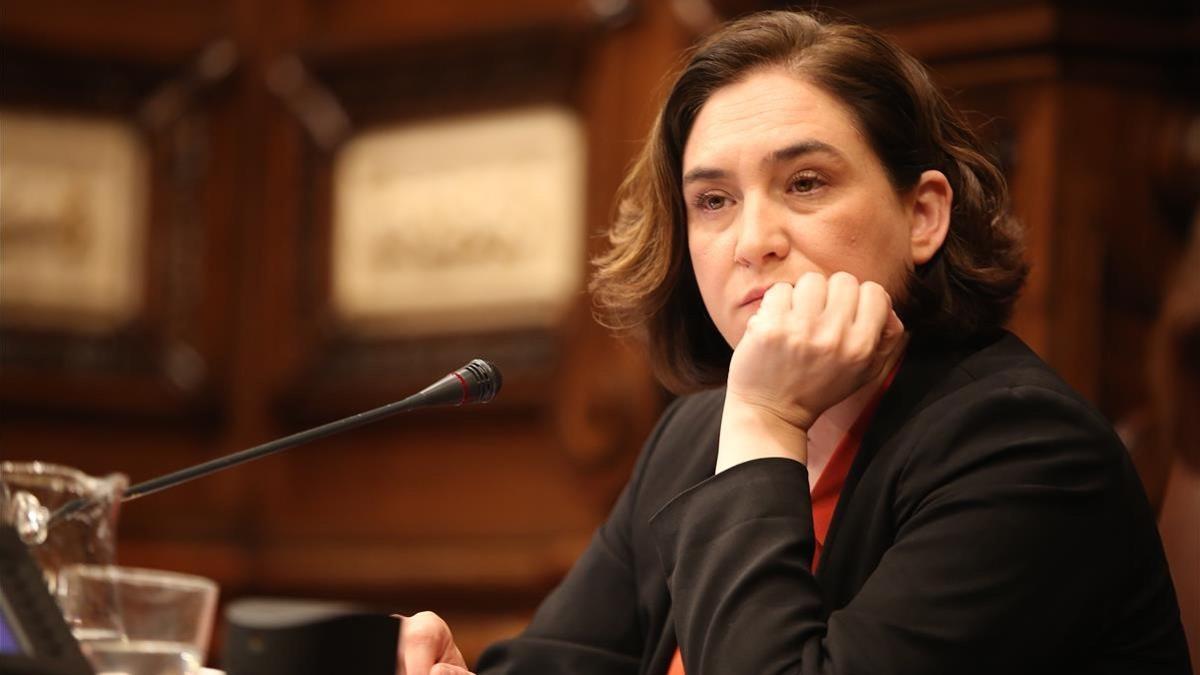 La alcaldesa con rostro de preocupación durante el pleno.