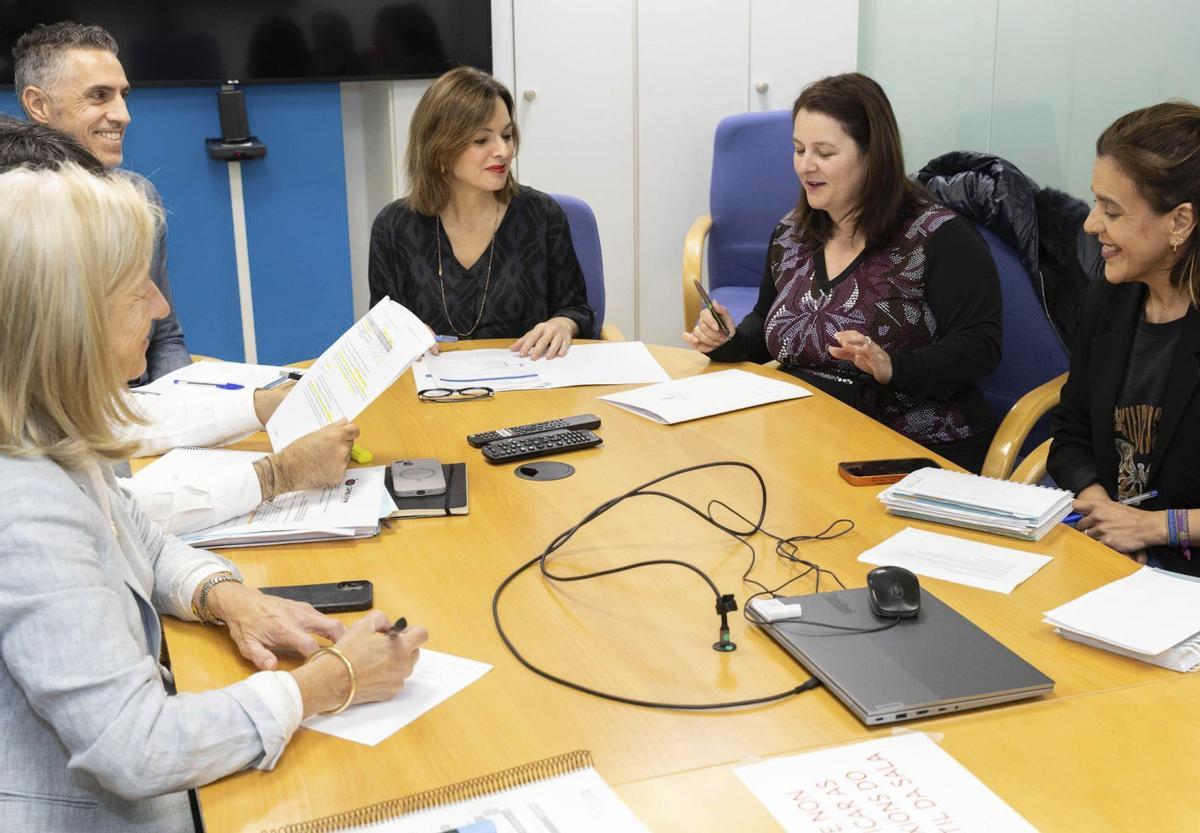 Judit Fontela, con la alcaldesa, miembros del gobierno local y técnicos de la Xunta.